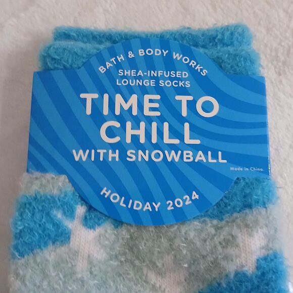Bath & Body Works Yeti drinking hot cocoa Shea-Infused Chill Lounge Socks - Picture 2 of 4